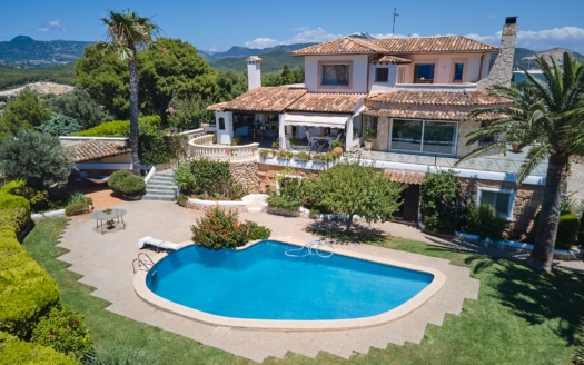 Investment :: Villa with stunning sea views on a secluded plot with privacy