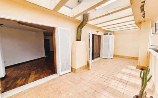 Investment: Penthouse mit großer Terrasse zum Renovieren im Herzen von Palma nahe der berühmten Ramblas