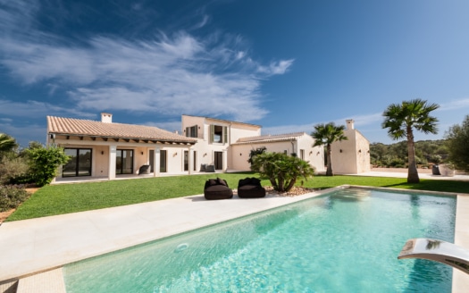 Finca de nueva construcción en una ubicación fantástica con jardín y piscina cerca de Ses Salines en el sur de Mallorca