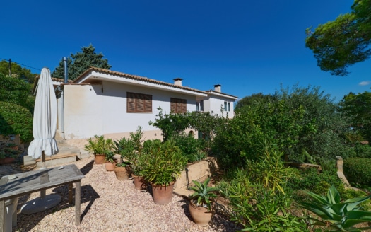 Investment :: Beautiful house in quiet area of El Toro with mountain views