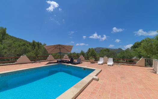 Chalet con 2 piscinas, vistas al mar y gran parcela a los pies del Galatzó en Es Capdellà