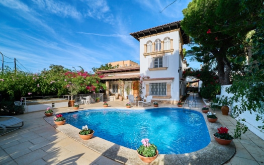 Encantadora villa de estilo mediterráneo con piscina y gran jardín cerca del mar