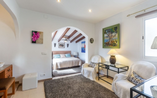 Investment :: Chalet kombiniert mit separatem Apartment in zweiter Meereslinie in Torrenova
