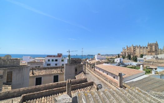 Exclusive penthouse with garage in Palma's old town