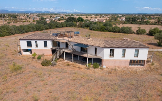 Self-sufficient, architecture award-winning finca with special charm and lots of land in Campos