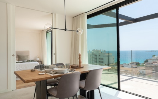 Luxus Penthouse mit privater Dachterrasse und Pool sowie Gemeinschaftspool, fußläufig zum Strand in Cala Mayor