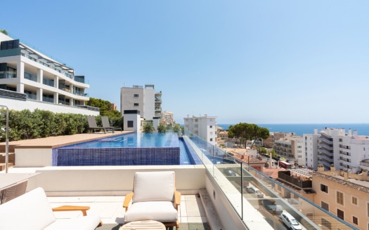 Luxus Penthouse mit privater Dachterrasse und Pool sowie Gemeinschaftspool, fußläufig zum Strand in Cala Mayor