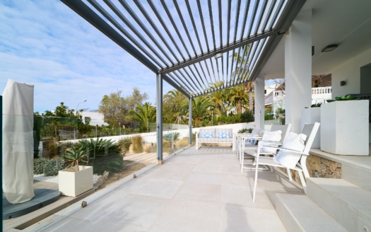 Family villa in top location in Santa Ponsa near Puig de Sa Morisca and Port Adriano with large pool and distant views