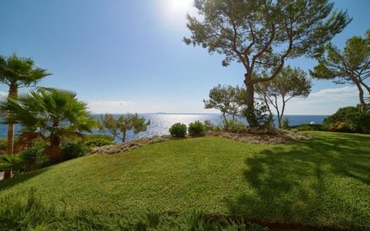 Exclusive modern apartment in 1st sea line with fantastic sea views in Cala Vinyes