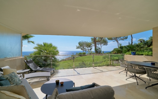 Exclusive modern apartment in 1st sea line with fantastic sea views in Cala Vinyes