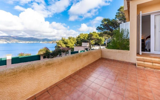 Mediterranean flair with fantastic sea views: Renovation property in Santa Ponsa in 2nd sea line