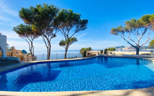 Mediterranean flair with fantastic sea views: Renovation property in Santa Ponsa in 2nd sea line