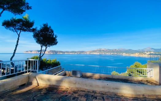 Mediterranean flair with fantastic sea views: Renovation property in Santa Ponsa in 2nd sea line