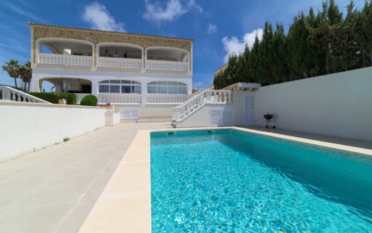 Moderno ático con vistas al mar en una zona tranquila, piscina privada de 40m² y terraza en la azotea en Bahía Blava