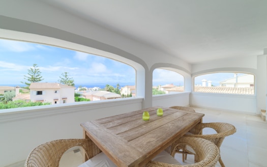 Modern penthouse with sea views in a quiet location, private 40m² pool and roof terrace in Bahia Blava