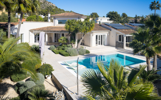Preciosa villa reformada con salón independiente, piscina privada y jardín en Santa Ponsa