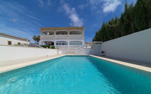 Modernes Penthouse mit Meerblick in ruhiger Lage, eigenem 40m² Pool und Dachterrasse in Bahia Blava