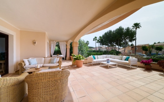 Soleado piso ajardinado con gran terraza y jardín en exclusivo complejo de golf en Santa Ponsa
