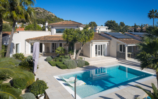 Wunderschöne renovierte Villa mit separater Wohneinheit, eigenem Pool und Garten in Santa Ponsa