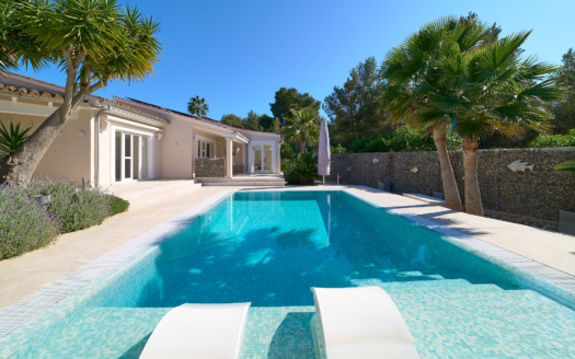 Beautifully renovated villa with separate living unit, private pool and garden in Santa Ponsa