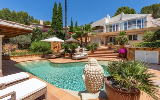 Exclusiva: Fantástica villa con piscina y preciosos jardines en la tranquila Costa de la Calma