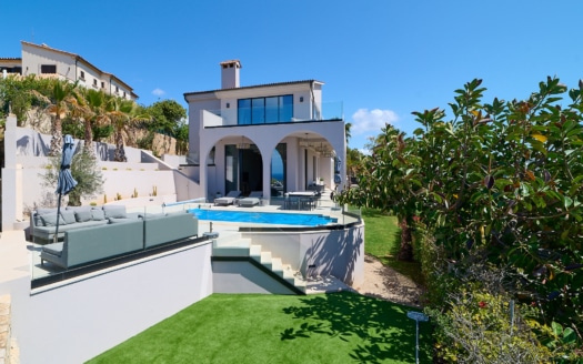 Fantástica villa en Santa Ponsa con magníficas vistas al mar y piscina en una zona tranquila