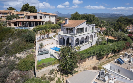 Fantástica villa en Santa Ponsa con magníficas vistas al mar y piscina en una zona tranquila