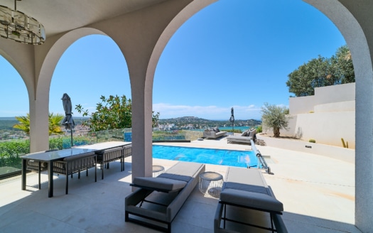 Fantástica villa en Santa Ponsa con magníficas vistas al mar y piscina en una zona tranquila