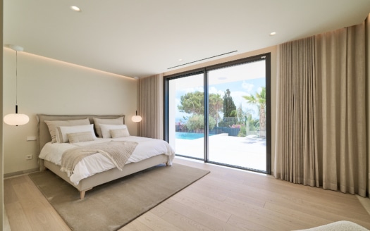 Villa de nueva construcción en Sol De Mallorca en una zona tranquila con piscina y vistas al mar y un montón de lujo
