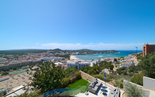 Fantástica villa en Santa Ponsa con magníficas vistas al mar y piscina en una zona tranquila