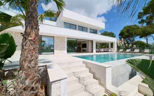 Villa de nueva construcción en Sol De Mallorca en una zona tranquila con piscina y vistas al mar y un montón de lujo