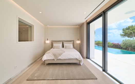 Neubau Villa in Sol De Mallorca in ruhiger Lage mit Pool und Meerblick und viel Luxus