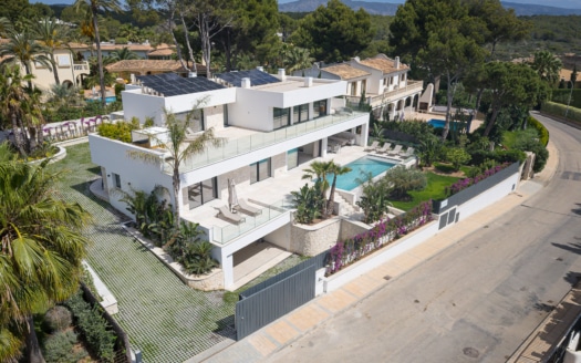 Villa de nueva construcción en Sol De Mallorca en una zona tranquila con piscina y vistas al mar y un montón de lujo