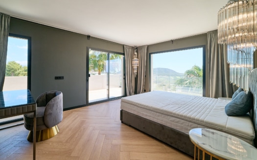 Fantástica villa en Santa Ponsa con magníficas vistas al mar y piscina en una zona tranquila