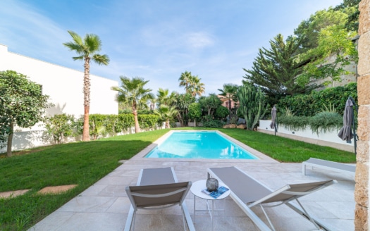 Villa moderna en Santa Ponsa con piscina y vistas al mar en una tranquila calle sin salida