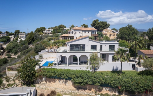 Fantástica villa en Santa Ponsa con magníficas vistas al mar y piscina en una zona tranquila