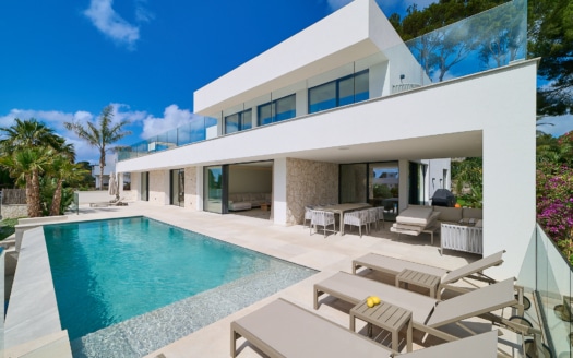 Villa de nueva construcción en Sol De Mallorca en una zona tranquila con piscina y vistas al mar y un montón de lujo