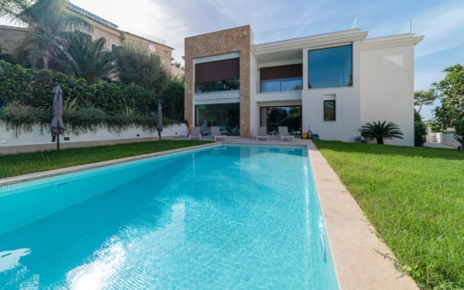 Villa moderna en Santa Ponsa con piscina y vistas al mar en una tranquila calle sin salida
