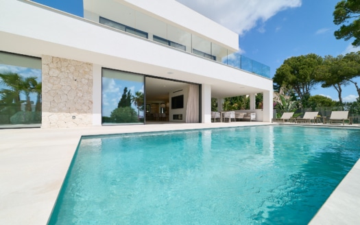 Villa de nueva construcción en Sol De Mallorca en una zona tranquila con piscina y vistas al mar y un montón de lujo