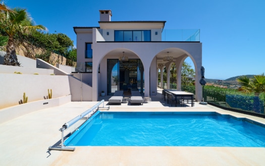 Fantástica villa en Santa Ponsa con magníficas vistas al mar y piscina en una zona tranquila