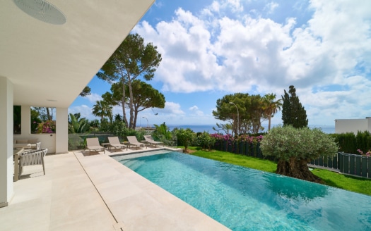 Villa de nueva construcción en Sol De Mallorca en una zona tranquila con piscina y vistas al mar y un montón de lujo