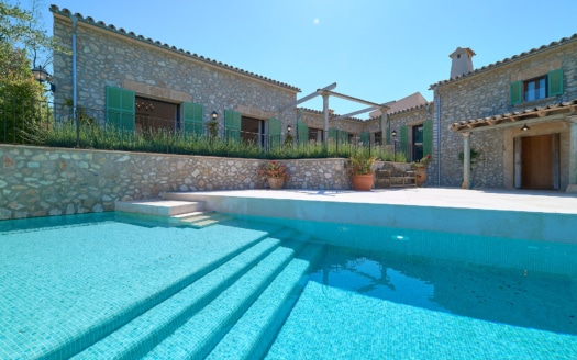 Finca en Es Capdella con piscina, fantásticas vistas y estilo mallorquín
