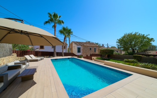 Villa clásica en Calvia con piscina, jardín, parque infantil y vistas al pueblo