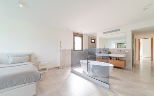 Villa moderna en Santa Ponsa con piscina y vistas al mar en una tranquila calle sin salida