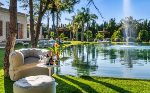 Oasis privado en Mallorca: Finca de lujo con espaciosa propiedad, lago privado y licencia de alquiler vacacional (ETV)