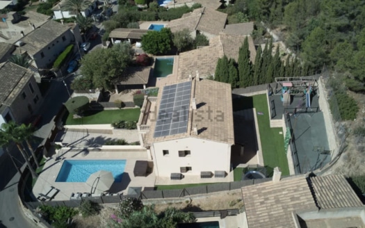 Villa clásica en Calvia con piscina, jardín, parque infantil y vistas al pueblo