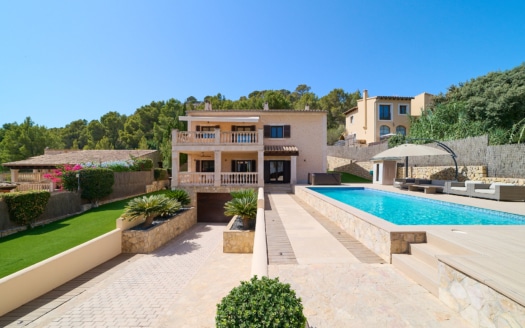 Villa clásica en Calvia con piscina, jardín, parque infantil y vistas al pueblo