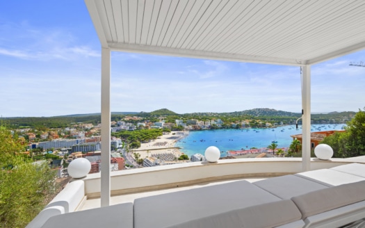 Villa moderna en Santa Ponsa con magníficas vistas al mar sobre la bahía de Santa Ponsa