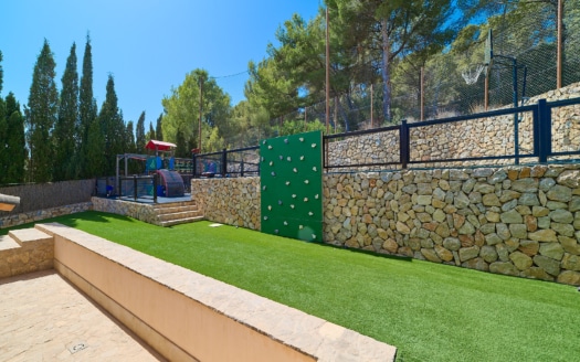 Villa clásica en Calvia con piscina, jardín, parque infantil y vistas al pueblo