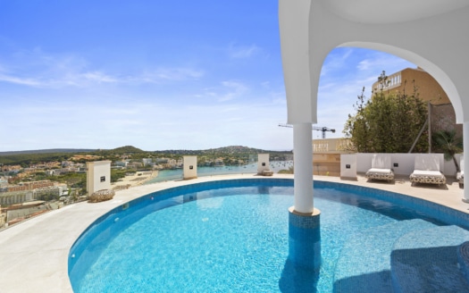 Villa moderna en Santa Ponsa con magníficas vistas al mar sobre la bahía de Santa Ponsa